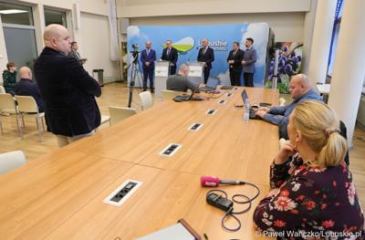 Uczestnicy briefingu prasowego w sali prasowej urzędu marszałkowskiego
