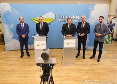Uczestnicy briefingu prasowego w sali prasowej urzędu marszałkowskiego
