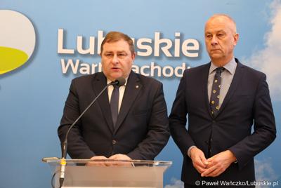 Członek Zarządu Województwa Lubuskiego Grzegorz Potęga przemawia podczas briefingu prasowego w sali prasowej urzędu marszałkowskiego. Za nim Marszałek Województwa Lubuskiego Marcin Jabłoński.
