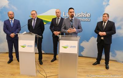 Sławomir Kotylak, dyrektor Departamentu Infrastruktury i Komunikacji Urzędu Marszałkowskiego Województwa Lubuskiego przemawia podczas briefingu prasowego 
