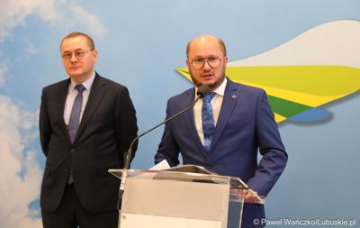 Krzysztof Pawlak, dyrektor Lubuskiego Zakładu POLREGIO przemawia podczas briefingu prasowego w sali prasowej urzędu marszałkowskiego. 