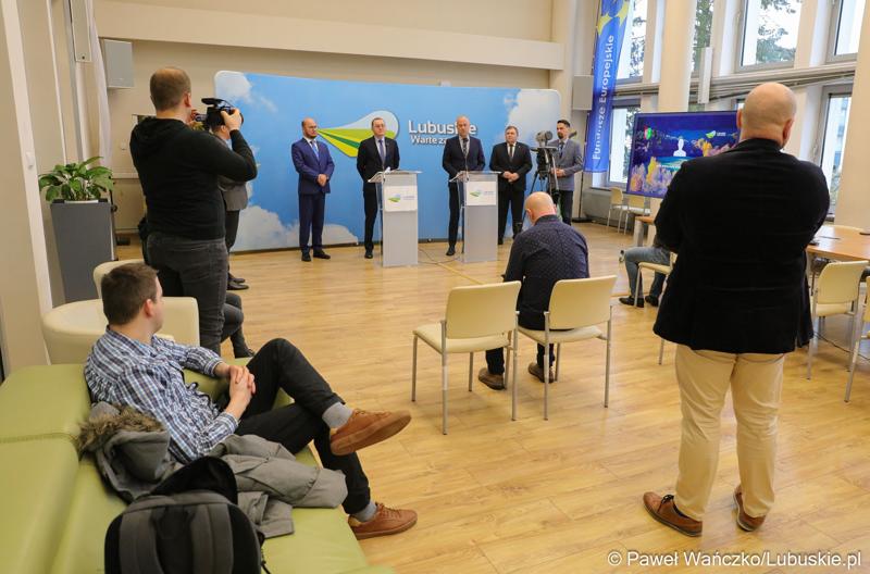 Uczestnicy briefingu prasowego w sali prasowej urzędu marszałkowskiego