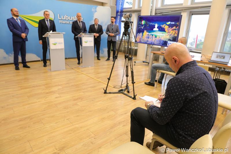 Uczestnicy briefingu prasowego w sali prasowej urzędu marszałkowskiego
