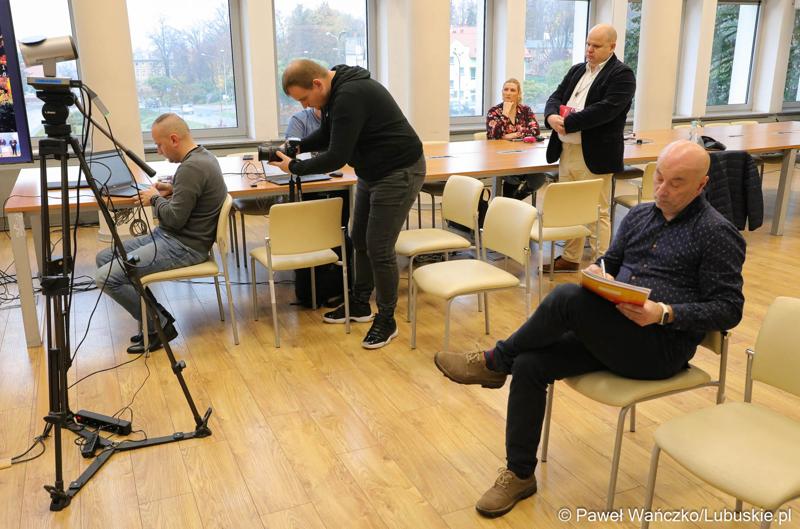 Uczestnicy briefingu prasowego w sali prasowej urzędu marszałkowskiego