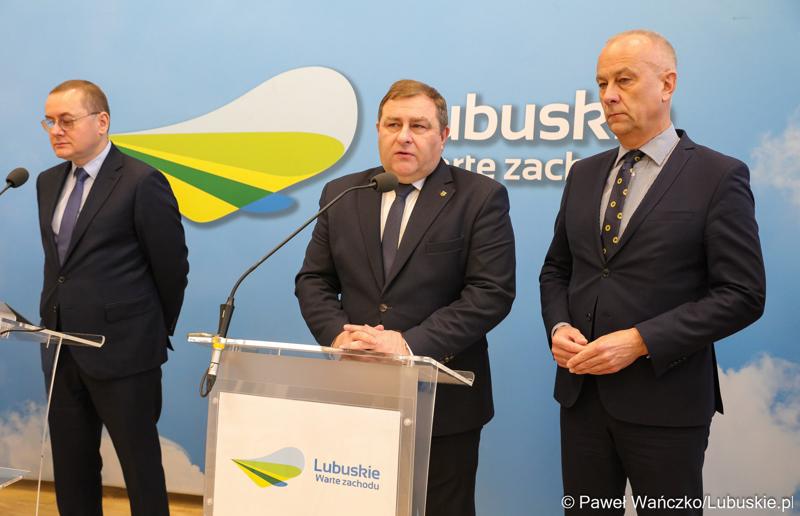 Członek Zarządu Województwa Lubuskiego Grzegorz Potęga przemawia podczas briefingu prasowego w sali prasowej urzędu marszałkowskiego