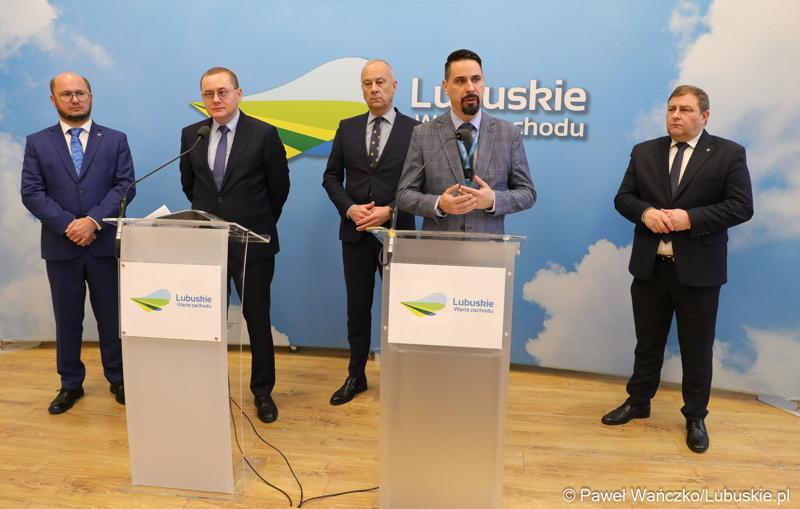 Sławomir Kotylak, dyrektor Departamentu Infrastruktury i Komunikacji Urzędu Marszałkowskiego Województwa Lubuskiego przemawia podczas briefingu prasowego
