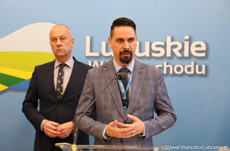 Sławomir Kotylak, dyrektor Departamentu Infrastruktury i Komunikacji Urzędu Marszałkowskiego Województwa Lubuskiego przemawia podczas briefingu prasowego