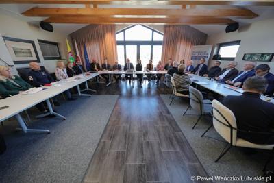 Uczestnicy pierwszego spotkania z partnerstwami samorządowymi (Skąpe, Łagów, Lubrza), które chcą wspólnie realizować projekty w ramach Zintegrowanych Inwestycji Terytorialnych. Spotkaniu przewodniczył Marszałek Województwa Lubuskiego Marcin Jabłoński. 