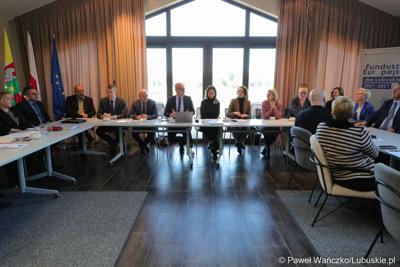 Uczestnicy pierwszego spotkania z partnerstwami samorządowymi (Skąpe, Łagów, Lubrza), które chcą wspólnie realizować projekty w ramach Zintegrowanych Inwestycji Terytorialnych