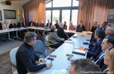 Uczestnicy pierwszego spotkania z partnerstwami samorządowymi (Skąpe, Łagów, Lubrza), które chcą wspólnie realizować projekty w ramach Zintegrowanych Inwestycji Terytorialnych