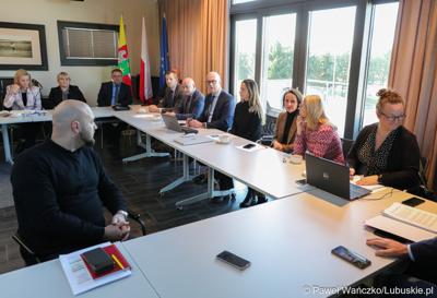 Uczestnicy pierwszego spotkania z partnerstwami samorządowymi (Skąpe, Łagów, Lubrza), które chcą wspólnie realizować projekty w ramach Zintegrowanych Inwestycji Terytorialnych