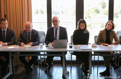 Marszałek Województwa Lubuskiego Marcin Jabłoński (w środku) podczas pierwszego spotkania z partnerstwami samorządowymi w Kalinowie