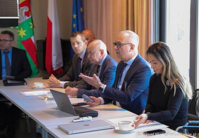 Marszałek Województwa Lubuskiego Marcin Jabłoński podczas pierwszego spotkania z partnerstwami samorządowymi w Kalinowie