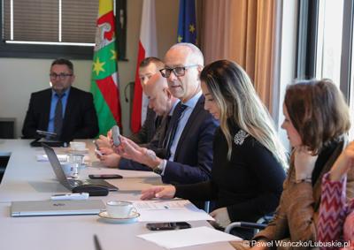 Marszałek Województwa Lubuskiego Marcin Jabłoński podczas pierwszego spotkania z partnerstwami samorządowymi w Kalinowie