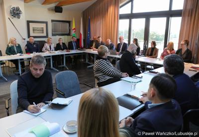 Uczestnicy pierwszego spotkania z partnerstwami samorządowymi (Skąpe, Łagów, Lubrza), które chcą wspólnie realizować projekty w ramach Zintegrowanych Inwestycji Terytorialnych