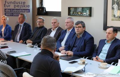 Uczestnicy pierwszego spotkania z partnerstwami samorządowymi (Skąpe, Łagów, Lubrza), które chcą wspólnie realizować projekty w ramach Zintegrowanych Inwestycji Terytorialnych