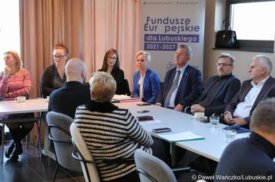 Uczestnicy pierwszego spotkania z partnerstwami samorządowymi (Skąpe, Łagów, Lubrza), które chcą wspólnie realizować projekty w ramach Zintegrowanych Inwestycji Terytorialnych