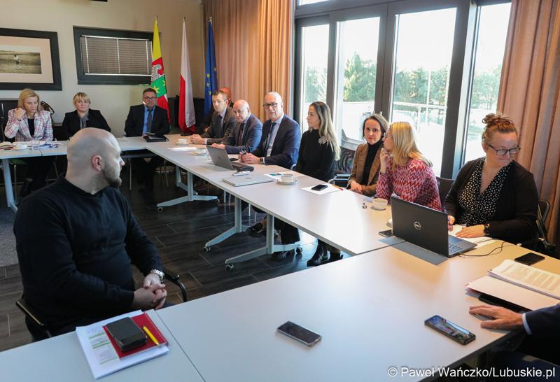 Uczestnicy pierwszego spotkania z partnerstwami samorządowymi (Skąpe, Łagów, Lubrza), które chcą wspólnie realizować projekty w ramach Zintegrowanych Inwestycji Terytorialnych