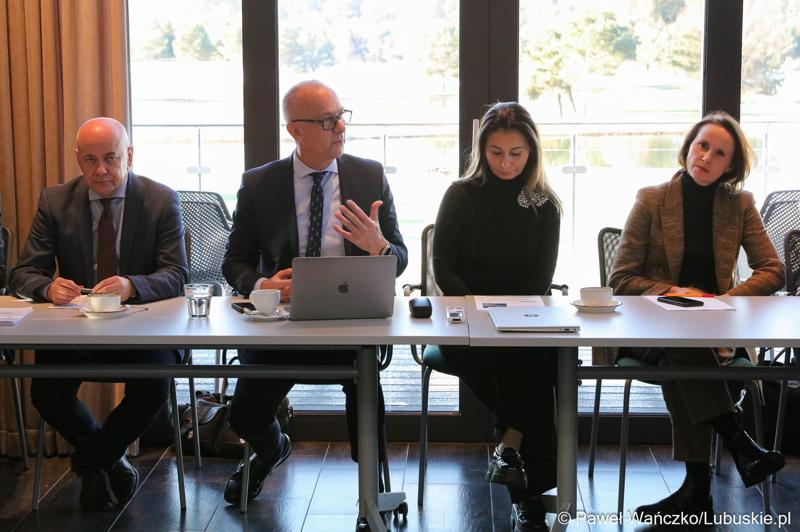 Marszałek Województwa Lubuskiego Marcin Jabłoński podczas pierwszego spotkania z partnerstwami samorządowymi w Kalinowie