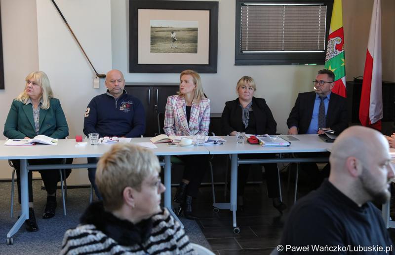 Uczestnicy pierwszego spotkania z partnerstwami samorządowymi (Skąpe, Łagów, Lubrza), które chcą wspólnie realizować projekty w ramach Zintegrowanych Inwestycji Terytorialnych