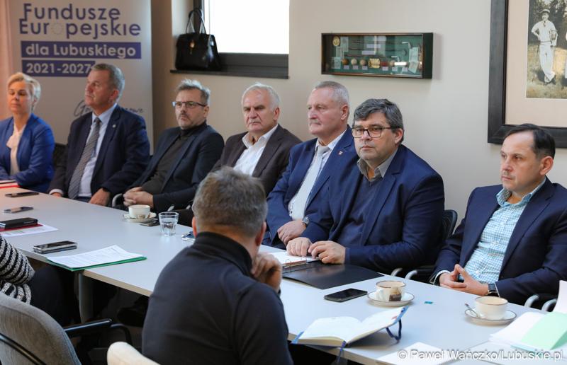 Uczestnicy pierwszego spotkania z partnerstwami samorządowymi (Skąpe, Łagów, Lubrza), które chcą wspólnie realizować projekty w ramach Zintegrowanych Inwestycji Terytorialnych