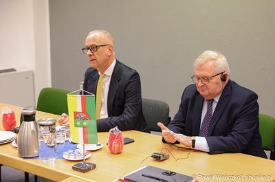 Spotkanie bilateralne szefów regionów. Marszałek Marcin Jabłoński i Członek Zarządu Województwa Lubuskiego Tadeusz Jędrzejczak.