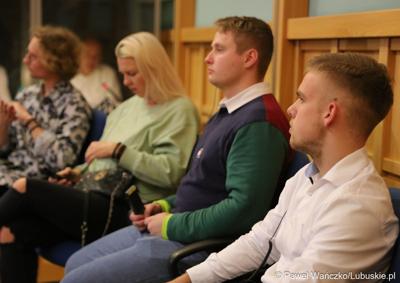 Debata pt. „Trzymamy się razem – dla dobrej przyszłości w Europie” w sali posiedzeń ratusza w Weißwasser z udziałem marszałka i premiera oraz młodych ludzi z Saksonii i Lubuskiego.