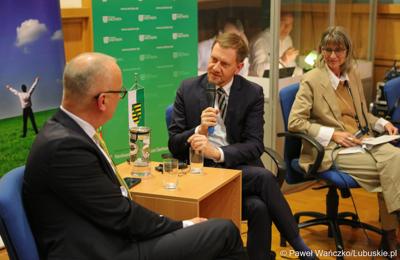 Debata pt. „Trzymamy się razem – dla dobrej przyszłości w Europie” w sali posiedzeń ratusza w Weißwasser z udziałem marszałka i premiera oraz młodych ludzi z Saksonii i Lubuskiego.