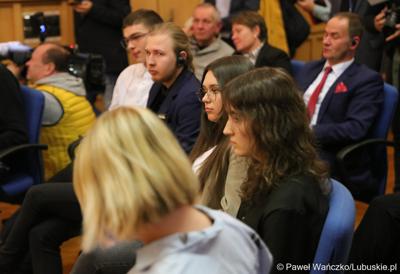 Debata pt. „Trzymamy się razem – dla dobrej przyszłości w Europie” w sali posiedzeń ratusza w Weißwasser z udziałem marszałka i premiera oraz młodych ludzi z Saksonii i Lubuskiego.
