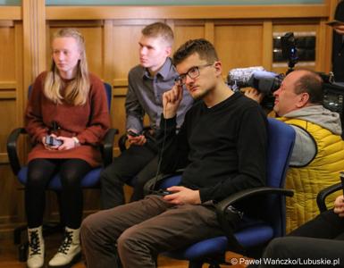 Debata pt. „Trzymamy się razem – dla dobrej przyszłości w Europie” w sali posiedzeń ratusza w Weißwasser z udziałem marszałka i premiera oraz młodych ludzi z Saksonii i Lubuskiego.