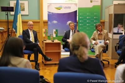 Debata pt. „Trzymamy się razem – dla dobrej przyszłości w Europie” w sali posiedzeń ratusza w Weißwasser z udziałem marszałka i premiera oraz młodych ludzi z Saksonii i Lubuskiego.