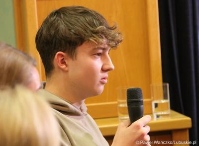 Uczestnik debaty w sali posiedzeń ratusza w Weißwasser 