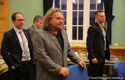 Uczestnicy debaty w sali posiedzeń ratusza w Weißwasser 