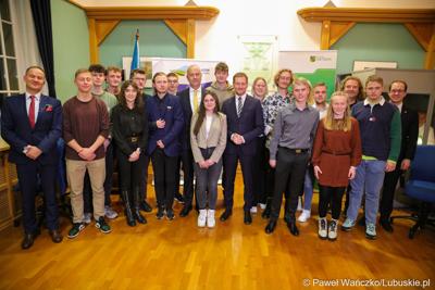Uczestnicy debaty w sali posiedzeń ratusza w Weißwasser pozują do pamiątkowego zdjęcia z Marszałkiem Województwa Lubuskiego Marcinem Jabłońskim oraz premierem Wolnego Kraju Saksonia Michaelem Kretschmerem.