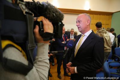Marszałek Województwa Lubuskiego Marcin Jabłoński udziela wywiadu niemieckiej telewizji