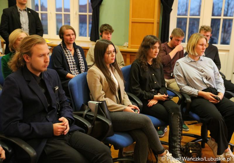 Debata pt. „Trzymamy się razem – dla dobrej przyszłości w Europie” w sali posiedzeń ratusza w Weißwasser z udziałem marszałka i premiera oraz młodych ludzi z Saksonii i Lubuskiego.