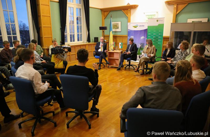 Debata pt. „Trzymamy się razem – dla dobrej przyszłości w Europie” w sali posiedzeń ratusza w Weißwasser z udziałem marszałka i premiera oraz młodych ludzi z Saksonii i Lubuskiego.