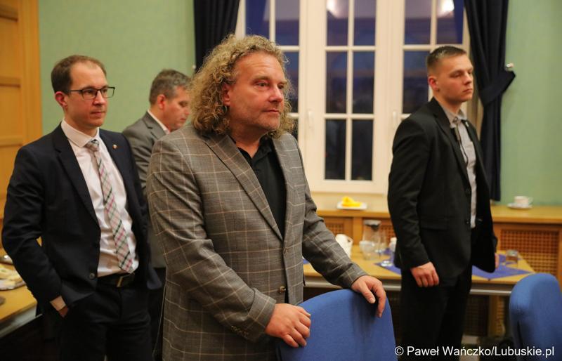Uczestnicy debaty w sali posiedzeń ratusza w Weißwasser