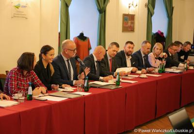 Uczestnicy spotkania Instytucji Zarządzającej programem „Fundusze Europejskie dla Lubuskiego 2021-2027” z partnerstwem jednostek samorządu terytorialnego na zamku w Kożuchowie