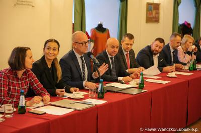 Uczestnicy spotkania Instytucji Zarządzającej programem „Fundusze Europejskie dla Lubuskiego 2021-2027” z partnerstwem jednostek samorządu terytorialnego na zamku w Kożuchowie