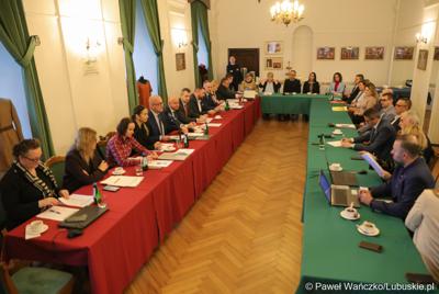 Uczestnicy spotkania Instytucji Zarządzającej programem „Fundusze Europejskie dla Lubuskiego 2021-2027” z partnerstwem jednostek samorządu terytorialnego na zamku w Kożuchowie