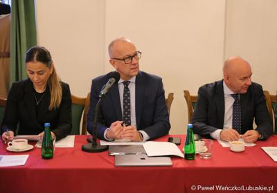 Marszałek Województwa Lubuskiego Marcin Jabłoński przemawia do uczestników spotkania Instytucji Zarządzającej programem „Fundusze Europejskie dla Lubuskiego 2021-2027” z partnerstwem jednostek samorządu terytorialnego na zamku w Kożuchowie