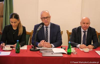 Marszałek Województwa Lubuskiego Marcin Jabłoński przemawia do uczestników spotkania Instytucji Zarządzającej programem „Fundusze Europejskie dla Lubuskiego 2021-2027” z partnerstwem jednostek samorządu terytorialnego na zamku w Kożuchowie