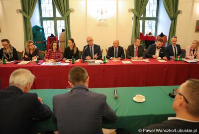Marszałek Województwa Lubuskiego Marcin Jabłoński przemawia do uczestników spotkania Instytucji Zarządzającej programem „Fundusze Europejskie dla Lubuskiego 2021-2027” z partnerstwem jednostek samorządu terytorialnego na zamku w Kożuchowie