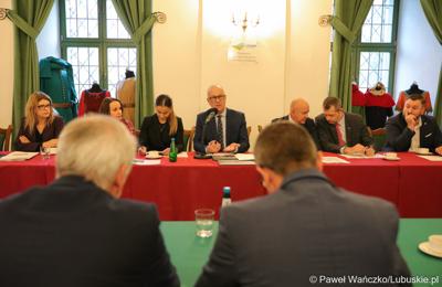 Marszałek Województwa Lubuskiego Marcin Jabłoński przemawia do uczestników spotkania Instytucji Zarządzającej programem „Fundusze Europejskie dla Lubuskiego 2021-2027” z partnerstwem jednostek samorządu terytorialnego na zamku w Kożuchowie