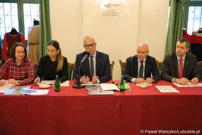 Marszałek Województwa Lubuskiego Marcin Jabłoński przemawia do uczestników spotkania Instytucji Zarządzającej programem „Fundusze Europejskie dla Lubuskiego 2021-2027” z partnerstwem jednostek samorządu terytorialnego na zamku w Kożuchowie