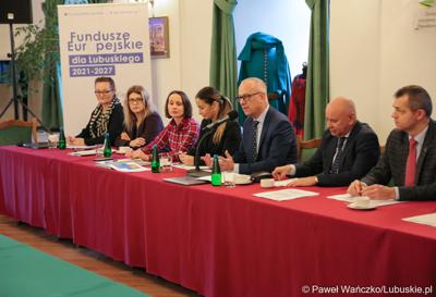 Uczestnicy spotkania Instytucji Zarządzającej programem „Fundusze Europejskie dla Lubuskiego 2021-2027” z partnerstwem jednostek samorządu terytorialnego na zamku w Kożuchowie