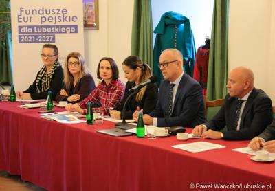 Marszałek Województwa Lubuskiego Marcin Jabłoński przemawia do uczestników spotkania Instytucji Zarządzającej programem „Fundusze Europejskie dla Lubuskiego 2021-2027” z partnerstwem jednostek samorządu terytorialnego na zamku w Kożuchowie