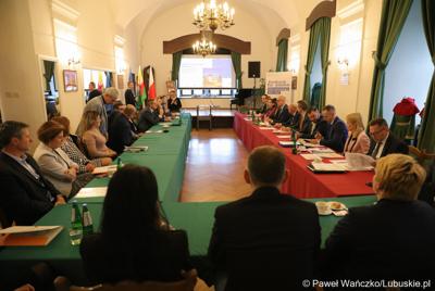 Uczestnicy spotkania Instytucji Zarządzającej programem „Fundusze Europejskie dla Lubuskiego 2021-2027” z partnerstwem jednostek samorządu terytorialnego na zamku w Kożuchowie