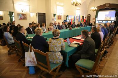 Uczestnicy spotkania Instytucji Zarządzającej programem „Fundusze Europejskie dla Lubuskiego 2021-2027” z partnerstwem jednostek samorządu terytorialnego na zamku w Kożuchowie